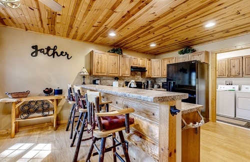 Dellwood Cabina | 3BR Golf Course-Front Cabin with Hot Tub, Game Room and Pool/Lake Access