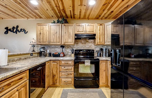 Dellwood Cabina | 3BR Golf Course-Front Cabin with Hot Tub, Game Room and Pool/Lake Access