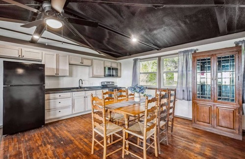 Paluxy Cabina | 3BR Hilltop Cabin Quiet Near Stephenville