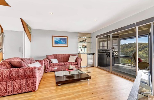Wirrina Cove Casa | 3BR Hilltop Getaway – Games, Ocean Views, Wi-Fi, Parking, Sleeps 14, Pizza Oven & More - Stay 4 Nights, Pay Only 3 (June - August 2025)