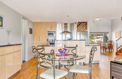 Wirrina Cove Casa | 3BR Hilltop Getaway – Games, Ocean Views, Wi-Fi, Parking, Sleeps 14, Pizza Oven & More - Stay 4 Nights, Pay Only 3 (June - August 2025)