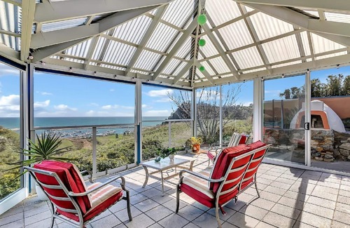 Wirrina Cove Casa | 3BR Hilltop Getaway – Games, Ocean Views, Wi-Fi, Parking, Sleeps 14, Pizza Oven & More - Stay 4 Nights, Pay Only 3 (June - August 2025)