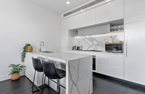 Malvern East Casa | 3BR home in Malvern East with queen beds, full kitchen, laundry, WiFi, climate control and parking. Perfect for families or groups with easy access to Chadstone shopping centre, Monash uni, cafes, parks, shops, direct public transport to city.