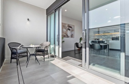 Malvern East Casa | 3BR home in Malvern East with queen beds, full kitchen, laundry, WiFi, climate control and parking. Perfect for families or groups with easy access to Chadstone shopping centre, Monash uni, cafes, parks, shops, direct public transport to city.