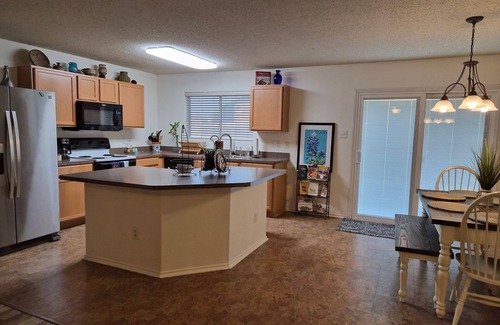 Southeast Arlington Casa | 3BR Home - Near AT&T Stadium, Globe Life Field, Six Flags & Downtown Arlington