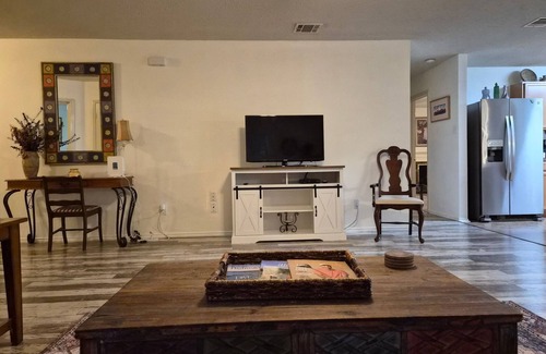 Southeast Arlington Casa | 3BR Home - Near AT&T Stadium, Globe Life Field, Six Flags & Downtown Arlington
