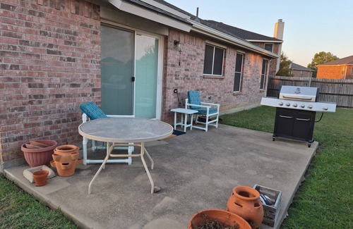 Southeast Arlington Casa | 3BR Home - Near AT&T Stadium, Globe Life Field, Six Flags & Downtown Arlington