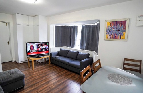 Kennington Casa | 3BR Home Near Hounslow West Tube Station