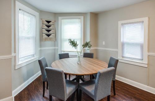 Downtown Rochester Apartamento | 3BR Home with In-Unit Laundry, Parking, Sound Bar