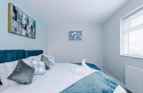 Broadheath Casa | 3BR House By Eason Stays Short Term Rental Wythenshawe Near Manchester Airport with Free Parking