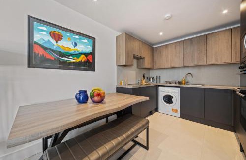 High Barnet Casa | 3BR House in Prime Barnet Location with Driveway
