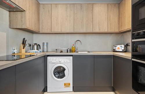High Barnet Casa | 3BR House in Prime Barnet Location with Driveway