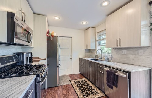 Lake Zurich Casa | 3BR House w/ Pickleball, Game Room, Foosball, Arcade, Darts & Grill