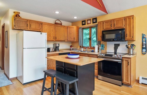 Ludlow Casa | 3BR Lake & Slope Retreat: Near Okemo w/ Hot Tub