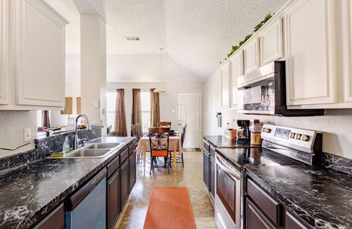 Southeast Arlington Casa | 3BR Large Family Oasis | PS5, Arcades + Fast WiFi
