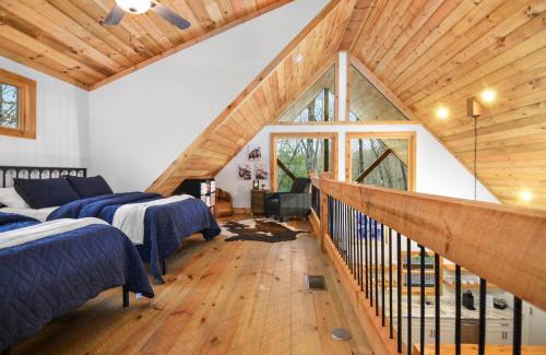 McCaysville Chalet De Esquí | 3BR, Loft, Hot Tub, Dog Friendly, Firepit, Grill