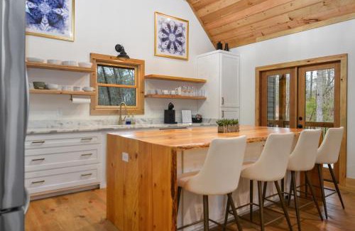 McCaysville Chalet De Esquí | 3BR, Loft, Hot Tub, Dog Friendly, Firepit, Grill