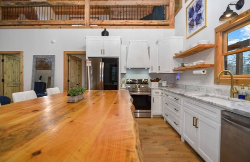 McCaysville Cabina | 3BR, Loft, Hot Tub, Wifi, Dog Friendly, Games