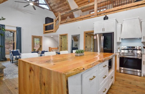 McCaysville Cabina | 3BR, Loft, Hot Tub, Wifi, Dog Friendly, Games