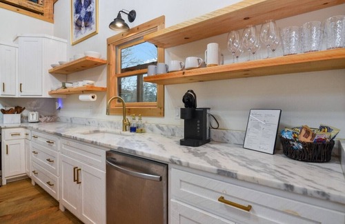McCaysville Cabina | 3BR, Loft, Hot Tub, Wifi, Dog Friendly, Games