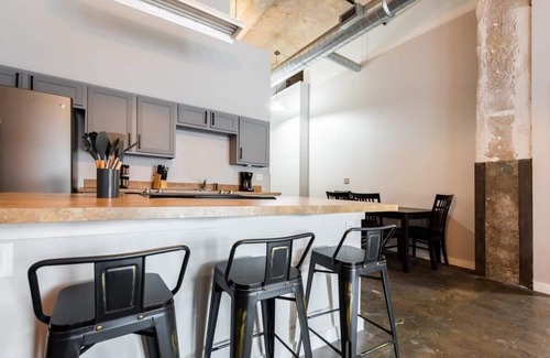 Crossroads Arts District Apartamento | 3BR Luxury Historic Loft with Gym by Envitae