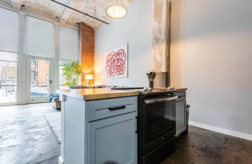 Crossroads Arts District Apartamento | 3BR Luxury Historic Loft with Gym by Envitae