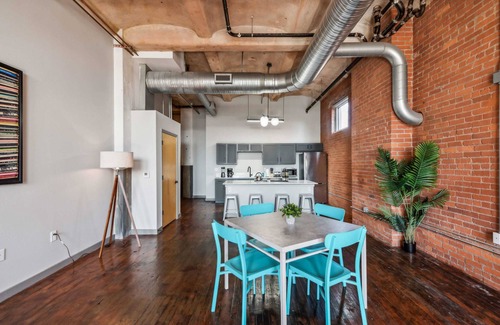 Crossroads Arts District Apartamento | 3BR Luxury Loft Oasis with Gym