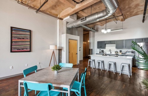 Crossroads Arts District Apartamento | 3BR Luxury Loft Oasis with Gym