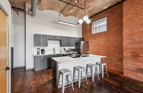 Crossroads Arts District Apartamento | 3BR Luxury Loft Oasis with Gym