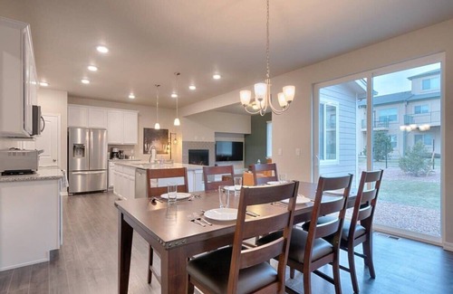 Rockrimmon Casa | 3BR Luxury Townhome w/AC in Central Location