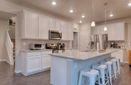 Rockrimmon Casa | 3BR Luxury Townhome w/AC in Central Location