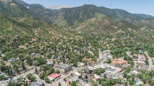 Manitou Springs Casa | 3BR Manitou Springs 2min to Restaurants Hot Tub