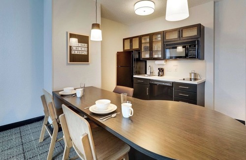 Doral Hotel | 3BR Miami Comfort | Pool, Free Shuttle, Gym, Pet Friendly, BBQ Area