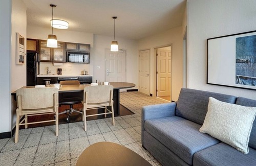 Doral Hotel | 3BR Miami Comfort | Pool, Free Shuttle, Gym, Pet Friendly, BBQ Area