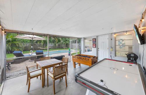 North Andrews Gardens Casa | 3BR Mini Oasis - Pool, Game Lounge and Near Beaches