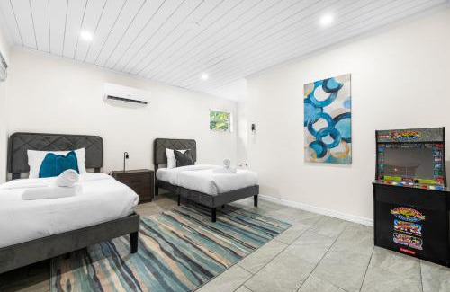 North Andrews Gardens Casa | 3BR Mini Oasis - Pool, Game Lounge and Near Beaches