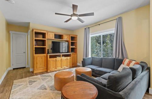 Blue River Casa | 3BR Modern Mountain Home with Hot Tub