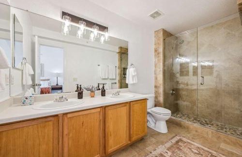 Commerce City Apartamento | 3BR Modern Retreat, Close to DIA & Downtown Denver