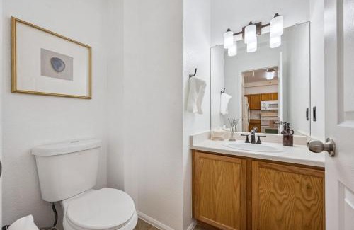Commerce City Apartamento | 3BR Modern Retreat, Close to DIA & Downtown Denver