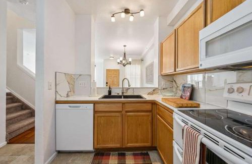 Commerce City Apartamento | 3BR Modern Retreat, Close to DIA & Downtown Denver