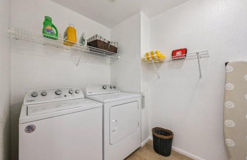 Commerce City Apartamento | 3BR Modern Retreat, Close to DIA & Downtown Denver