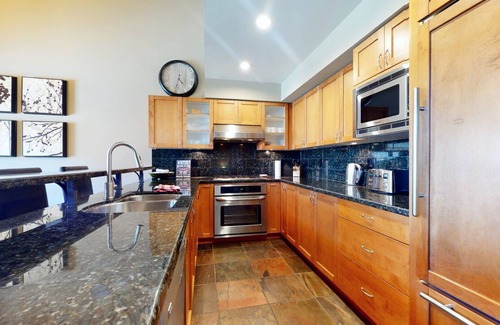 Village North Casa | 3BR | Montbello | King Bed w/ Ensuite | Private Hot Tub | Cooling System Throughout | Private Deck