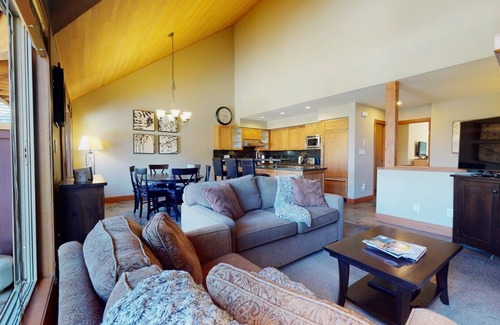 Village North Casa | 3BR | Montbello | King Bed w/ Ensuite | Private Hot Tub | Cooling System Throughout | Private Deck