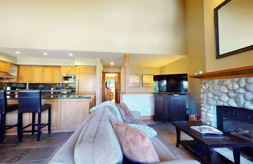 Village North Casa | 3BR | Montbello | King Bed w/ Ensuite | Private Hot Tub | Cooling System Throughout | Private Deck