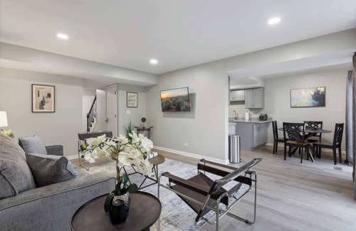 Bolingbrook Casa | 3BR + Near Mall + Fast WiFi | LCP Collection