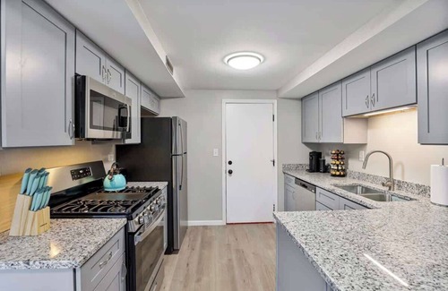 Bolingbrook Casa | 3BR + Near Mall + Fast WiFi | LCP Collection