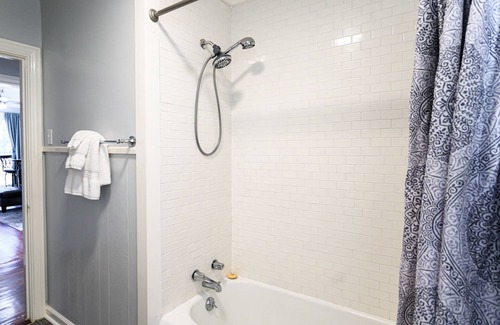 DeRidder Casa | 3BR, Newly Renovated, Cozy Cottage with HOT TUB