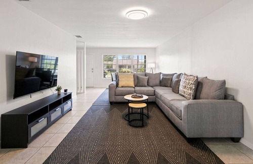 Coral Terrace Casa | 3br Oasis near Coral Gable