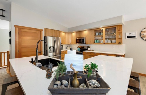 Ronald Casa | 3BR Pet-Friendly Family Pine Cabin with Access Roslyn Ridge Summer Activities