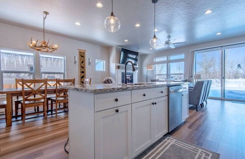 Victor Casa | 3BR Rellerstone Bunkhouse w/AC Fall Special - buy 5 nights, get 2 free Sept. - Nov